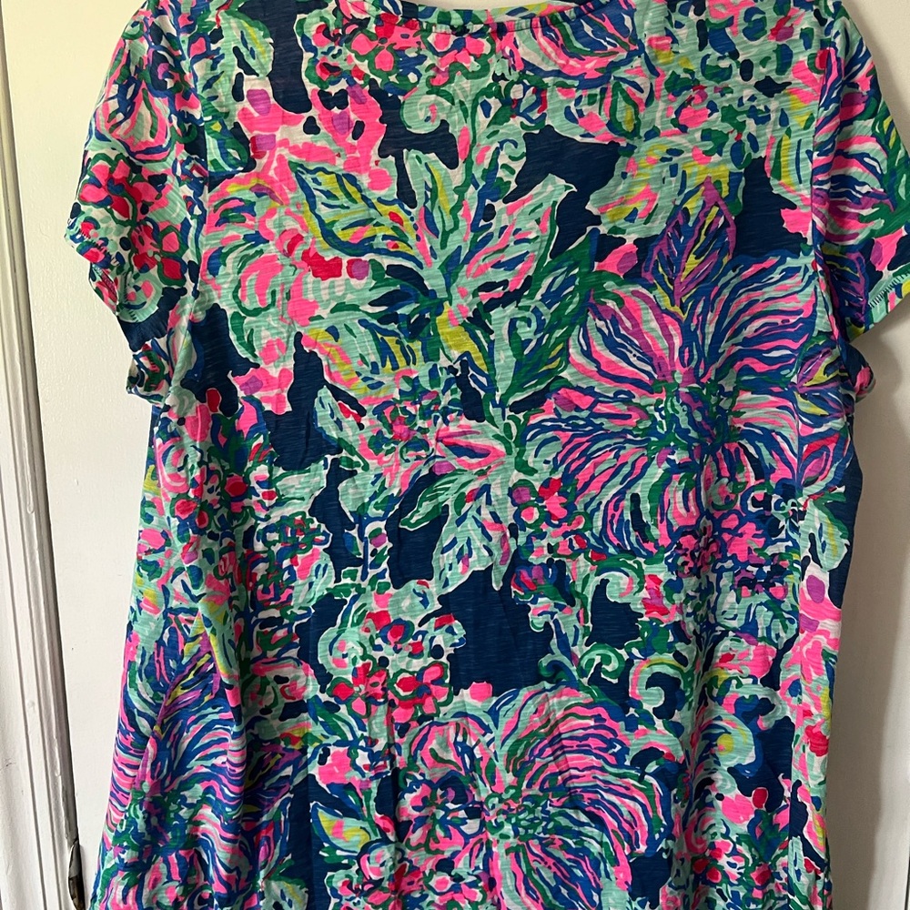 Lily Pulitzer v neck tshirt xl
